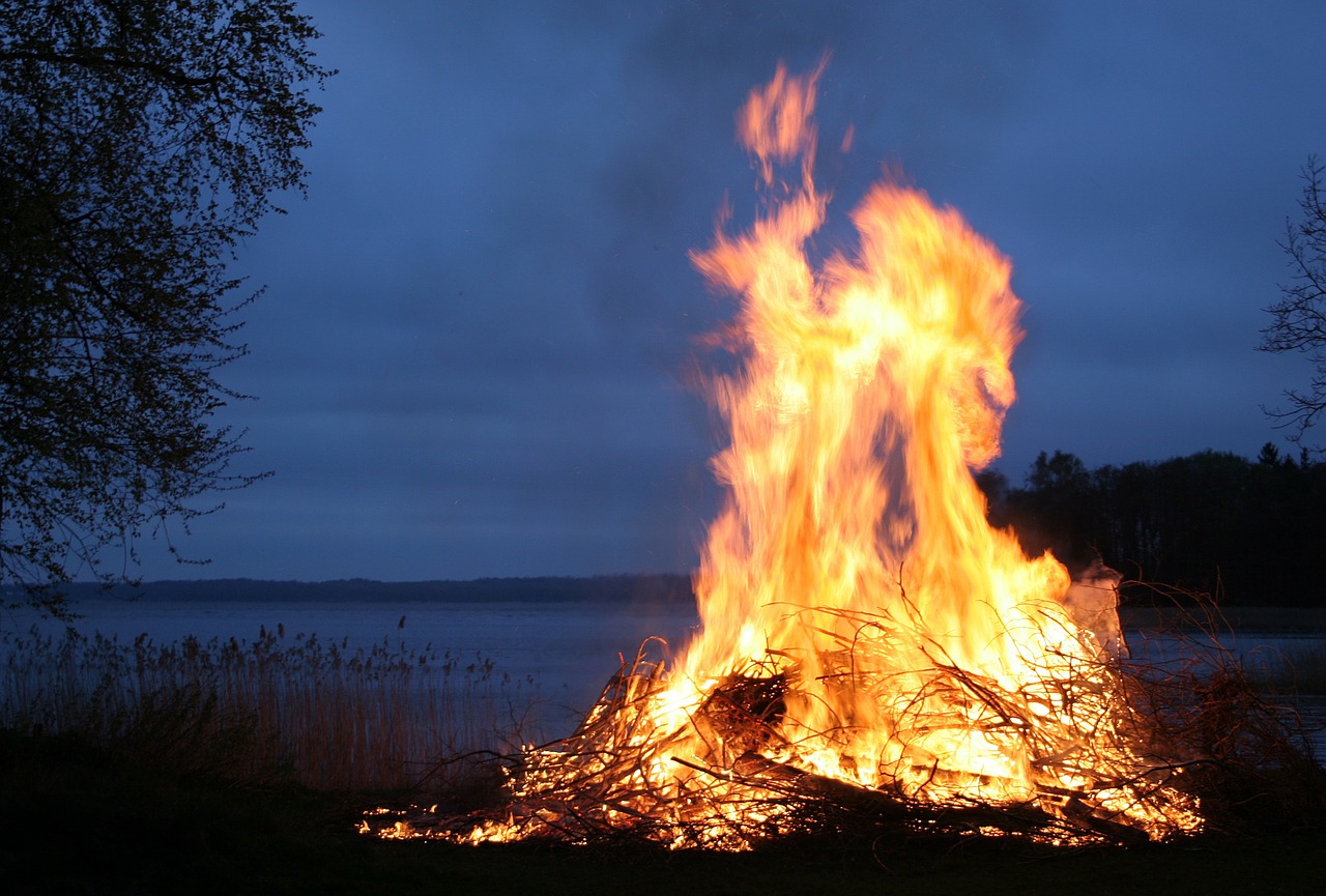 plaisirdetresoi-plaisir etre soi-beltane-accueillir energie de beltane-printemps-saison claire-celte-celtisme-paganisme-feu-feu de bel
